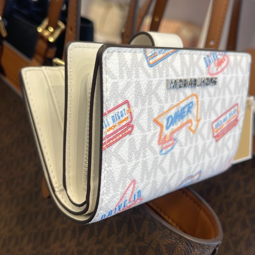 Michael Kors Jet Set Travel Md Printed Signature Logo Bi-Fold Wallet
Optic White - Picture 14 of 16